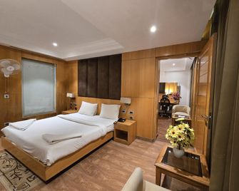 Hotel Shemron by Golden Key Neemrana I Premium Stay Near Industrial Hub - Neemrana - Schlafzimmer