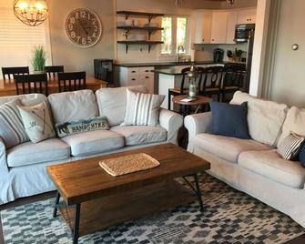 Lake Winnisquam home with beach and private boat dock. 15 minutes to Gunstock. - Belmont - Living room