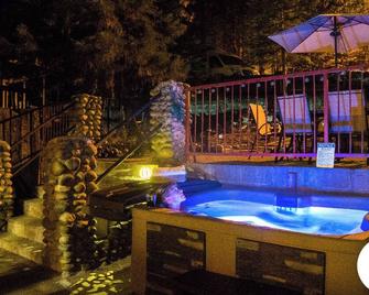 Cozy Yosemite Cabin with Hot Tub in the Pines - Fish Camp - Piscina