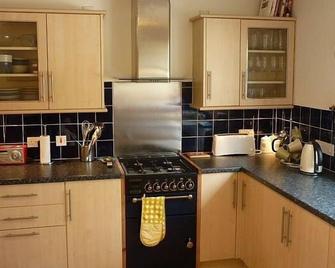 Two Storey House With Fabulous Mountain Views - Kingussie - Kitchen