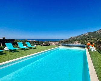 Guest Room: 'Africa Suite' with Shared Pool, Wi-Fi, and Air Conditioning - Lumio - Pool