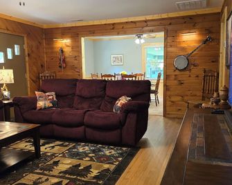 Yellow Creek Cabin - Robbinsville - Living room