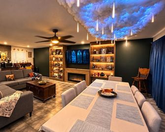 Harry Potter Wizarding Home: 5 Beds & Heated Salt Pool - El Paso - Lounge