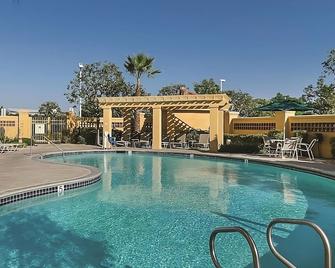 2 Double Beds at La Quinta Inn & Suites by Wyndham Ontario Airport - Ontario - Zwembad