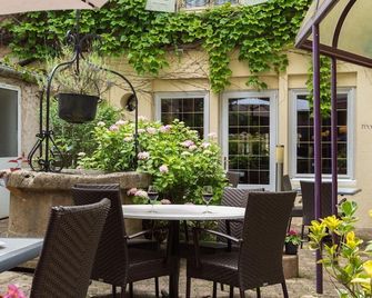 The Originals Boutique, Hostellerie Des Trois Pigeons, Paray-Le-Monial (Inter-Hotel) - Paray-le-Monial - Innenhof