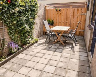 Beachhouse Anna private-parking, 1 minute walk distance from beach and centre ! - Katwijk - Innenhof