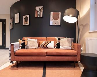 Bright and Spacious - 2 Bed Flat with Jacuzzi - Crystal Palace - Living room