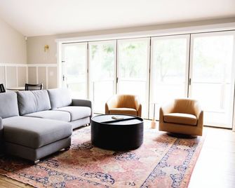 Luxurious 1-bedroom riverfront Cottage with AC and WiFi in charming Midlothian. - Midlothian - Living room