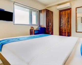 J Hotel and Banquets - Mumbai - Bedroom