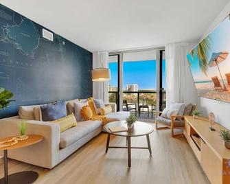 Infinite Views Amazing Pool Gym - Hallandale Beach - Living room
