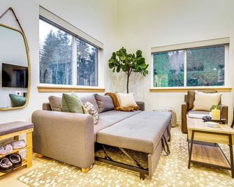 2 Mi to Warm Beach: Family Gem w/ Views - Stanwood - Sala de estar