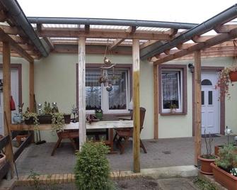 Holiday apartment with canopied terrace - Kamminke - Patio