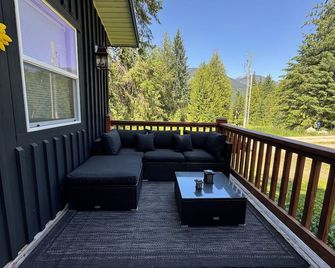 Pet-Friendly Mountain-View Kootenay Cottage for single or couples, No pet fee - Balfour - Balcony