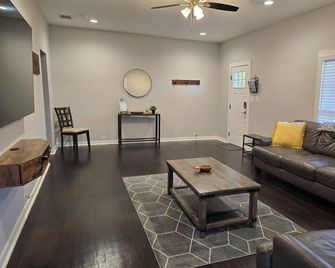 Magnolia Manor Duplex in Downtown Denison--Bursting with Charm & Comfort - Denison - Obývací pokoj
