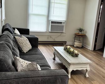Cozy & Convenient Home Across from Thomasville Hospital - Thomasville - Living room