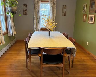 Quiet Indiana Dunes retreat near hiking and beach - Gary - Comedor