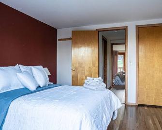Lovely Liberty Chalet On the Waterfront - Liberty - Bedroom