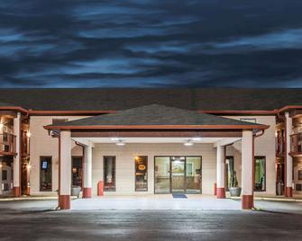 Super 8 by Wyndham Malvern - Malvern - Building