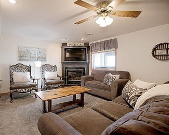 ThePinecone - luxury vacation rental awesome deck with view & amenities for 2-18 - Yankton - Wohnzimmer