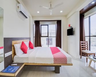 OYO 28164 Hotel Shubham Inn - Sātāra - Bedroom