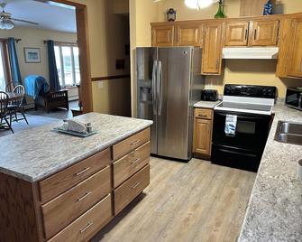 Loon Beach Lake House is on a quiet dead end road with private lake front - Plattsburgh - Kitchen