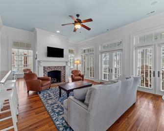 Sunnyside 6 - Beautiful Harborside retreat! - Oriental - Living room