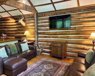 Antlers - An authentic log cabin experience in the forest at Stag Leap Cabins! - Nacogdoches - Living room