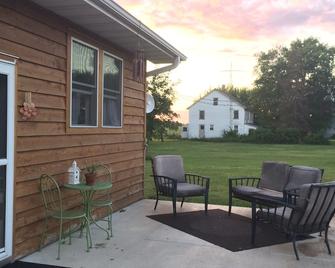 Cozy & eclectic bungalow 20 minutes from Starved Rock & Matthiessen Park - Mendota - Patio