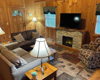 Deer Meadow Cabin-Devil's Bathtub/Nat Tunnel, Secluded, Fireplace, Whirlpool Tub - Duffield - Sala de estar