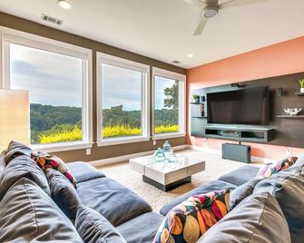 Modern Retreat With River View in Roswel - Roswell - Living room