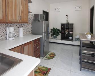 Safe and Comfy Homestay 10 minutes from Kingston Airport! Travelers Welcomed! - Saint Andrew - Cocina