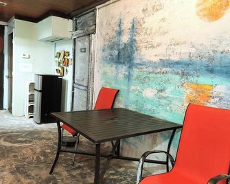 Rustic private apt. 'zen' @ Eau Gallie Downtown & 5 minutes Melbourne Beach - Melbourne - Comedor