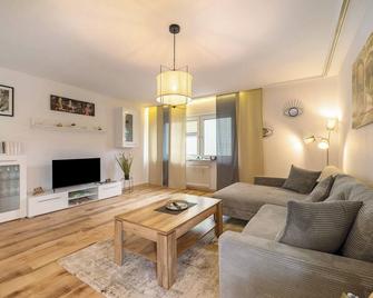 Neue 4 Zi Küche Bad Parknähe - Neunkirchen - Living room