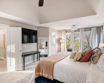 Stunning 5br Villa, Large Hot Tub & Scenic Yard! - Bennington - Bedroom