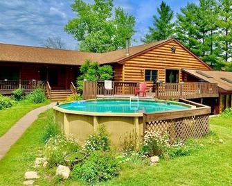 Village Creek Lodge w/ Hot Tub, Pool, & Fishing Pond - Lansing - Edificio