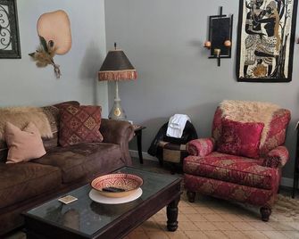 Walk to Beach! Boho romance with nod to the beach. Very cozy vibes. - Bay Saint Louis - Wohnzimmer