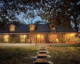 6 BR Log Home in Piney Woods of East TX w/hot tub - Gladewater - Building
