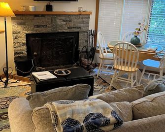 2 minutes from the shops and activities; Cozy 1 bedroom end unit. - Wintergreen - Living room