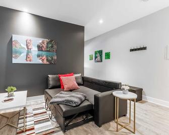 Upscale 2BR Condo with Netflix - Prime Location - Hamilton - Wohnzimmer