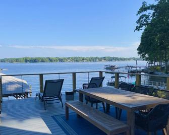 Luxury lakefront home with a covered private dock & large game room - Lake Norman of Catawba - Balcony