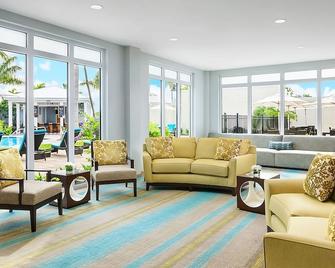 Close to Nearest Beach! Four Premium Ocean View Rooms (w/ 2 Queen Beds), Pool - Кі-Уест - Вітальня