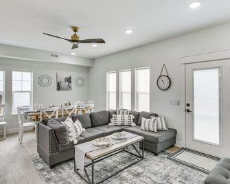 Modern & Spacious Garden City Home w/ Pool Access! - Garden City - Living room