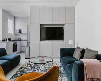 Hip Bernabeu-Hispanoamerica 1BR w/ A/C & Elev, nr Sports, by Blueground - Madrid - Sala de estar