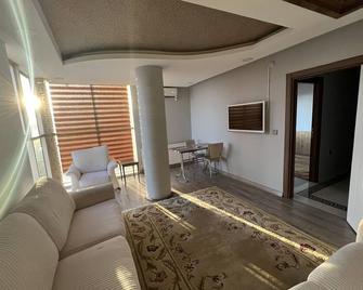 Beyaz Suit Hotel - Midyat - Wohnzimmer