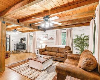 Peaceful Mt Juliet Cabin with Hot Tub and Fire Pit - Mount Juliet - Living room