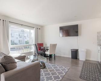 Amazing Bright&new Airbnb 2bedroom. Near Sfo! - San Bruno - Living room