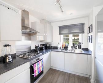 Immaculate 3 Bedroom Home Barnstaple Devon - Barnstaple - Kitchen