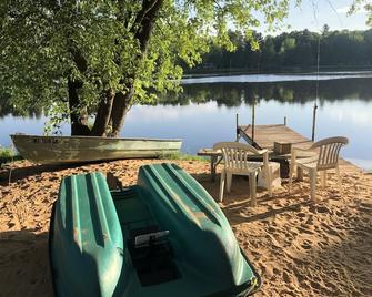Private Lakefront - fall colors! fish, hike,boat, fire-pit, kayak,pets,UTV,VBQ - Arkdale - Patio