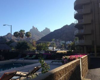 Fresh, new 2BR 2 Bath Ocean view Condo, heated pool , jacuzzi , shaded parking - San Carlos - Piscina