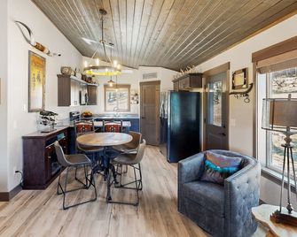 Dog-friendly mountain view cabin with a washer/dryer, BBQ, & full kitchen - Sturgis - Dining room